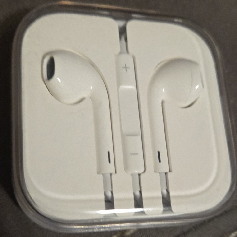 Apple Brand New 3.5mm Headphone Plug EarPods Wired Earbuds White With Case